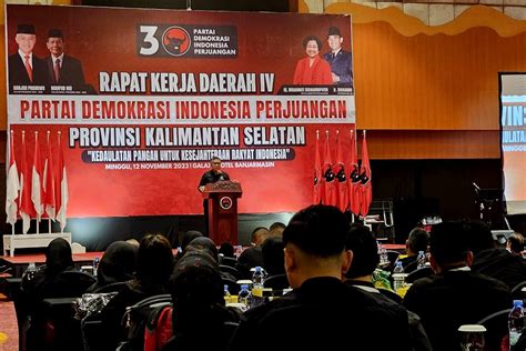 Lewat Pantun Hasto Ungkap Makna Baju Hitam Kader Pdip Untuk Menangkan