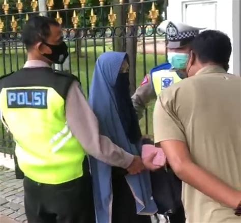 Wanita Bercadar Coba Terobos Istana Dengan Todongkan Pistol Seblang