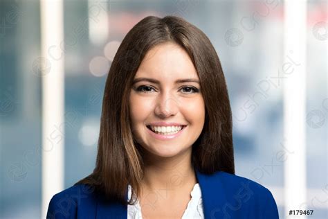 Retrato De Mujer Sonriente Foto De Stock Crushpixel