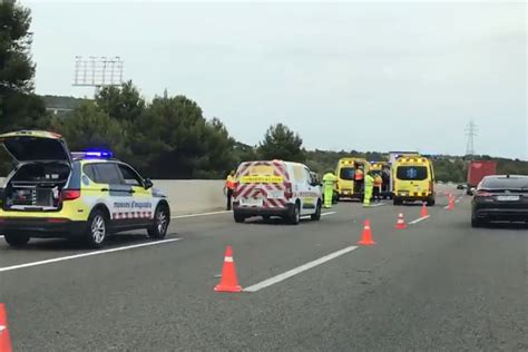 Un accident múltiple a l AP 7 provoca 15 quilòmetres de retencions