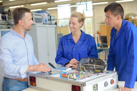 Trabalho Dos Engenheiros Mecânicos Foto De Stock Imagem De Exterior Homens 31945646