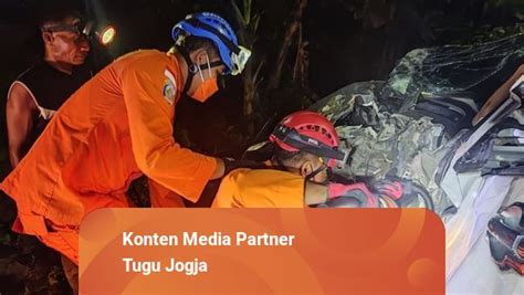 Sebuah Mobil Tabrak Pohon Kelapa Di Kulon Progo Korban Sempat Terjepit