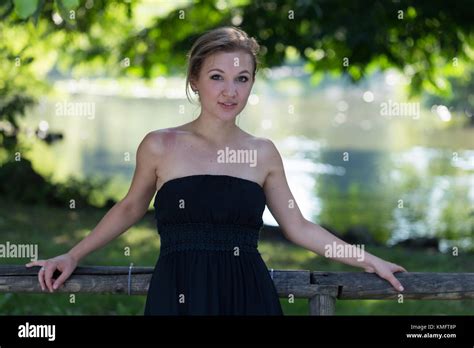 Portrait de jeune femme blonde sur les arbres colorés et surface de l arrière plan du parc Photo