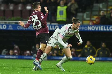 Salernitana Penalizzata Con La Juventus Club Di Iervolino Protesta