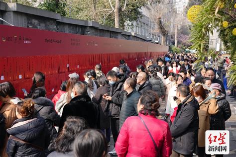 中国年成都味 龙年新年第一天 宽窄巷子接待游客超十万人次 宽窄巷子 新浪财经 新浪网