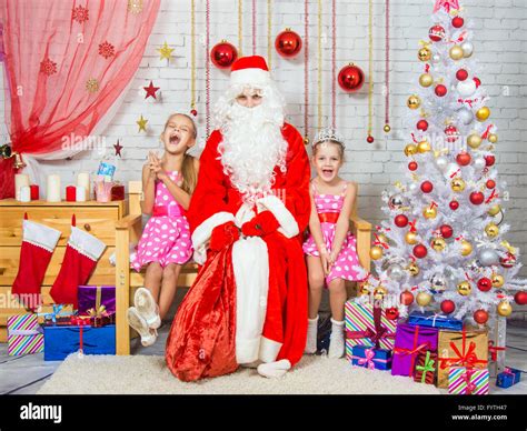 Santa Claus Sitting On A Bench Hi Res Stock Photography And Images Alamy