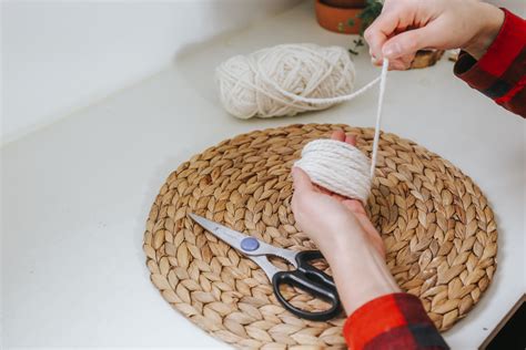 DIY POM POM GARLAND - Step by Step - Tory Stender