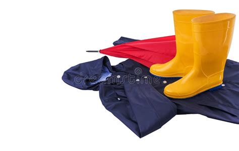 Botas Del Impermeable Y Del Paraguas Y De Goma En Un Fondo Blanco Foto