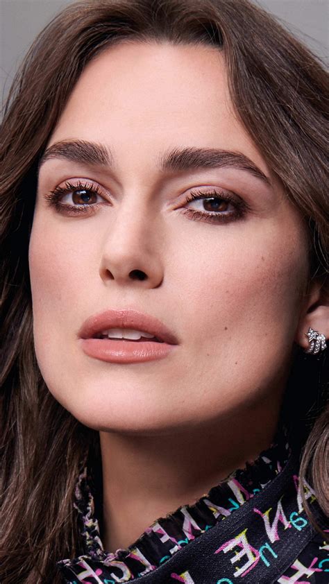 Keira Knightley With Brown Eyes And Pink Lips In Gray Background 4k Hd