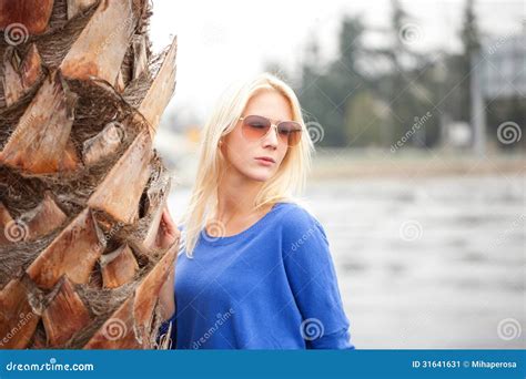 Belle Femme Blonde Avec Des Lunettes De Soleil Image Stock Image Du Fermer Adulte