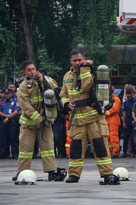 Foto Unjuk Gigi Petugas Dan Robot Di HUT Damkar Ke 101 Kumparan