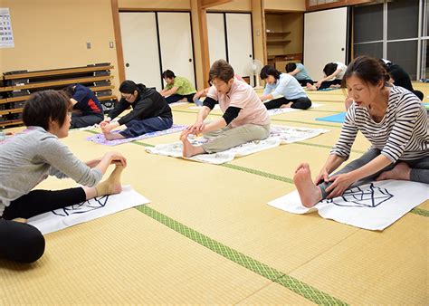 呼吸法意識しストレッチ 萩荘市民セヨガ教室【一関】｜iwanichi Online 岩手日日新聞社