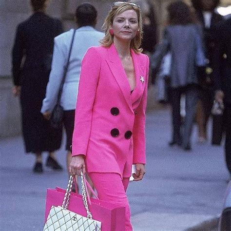 Você já reparou nos looks icônicos da Samantha de Sex and The City STEAL THE LOOK