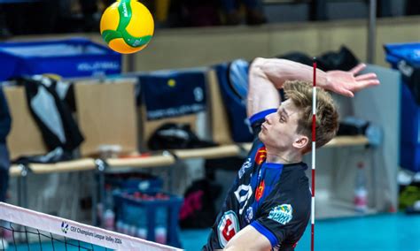 Volley Ligue Des Champions Masculine Tours S Incline Encore Et Quitte