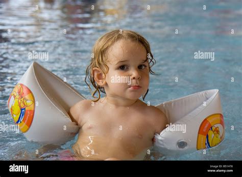 Kleines Mädchen Mit Schwimmflügeln Im Wasser Stockfotografie Alamy