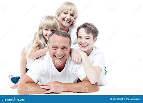 Familia De Cuatro Miembros Alegre Aislada En Blanco Foto De Archivo