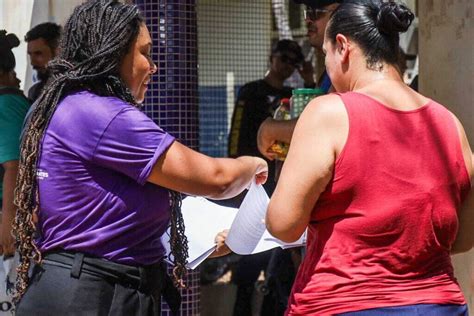 Grupo Faz Manifestação Em Frente De Escola Onde Pai Agrediu Criança