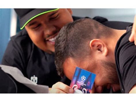 Dono De Recorde Na Copa Do Mundo Lucas Tylty Presenteia Amigo