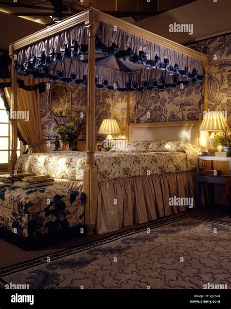 Four poster double bed hi-res stock photography and images - Alamy