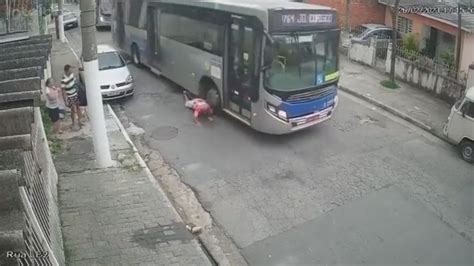 Vídeo Motorista De ônibus Atropela Idoso Após Discussão Por Máscara