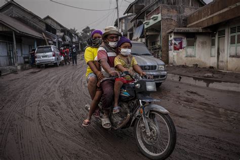 Up in Ash: Mount Sinabung Erupting Photos | Image #51 - ABC News