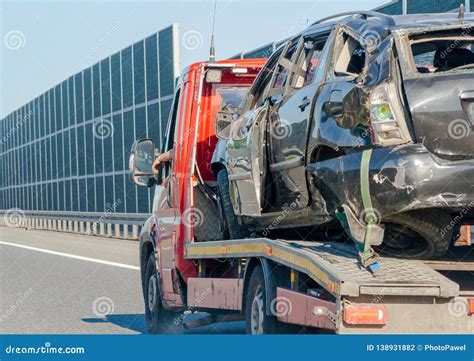 Automóvel Após O Acidente Do Caminhão De Reboque Um Carro Completamente