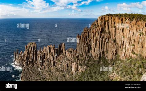 Australia, Tasmania, Cape raoul, Pole dancer, crossing of ridges and climbing at Pole Dancer ...