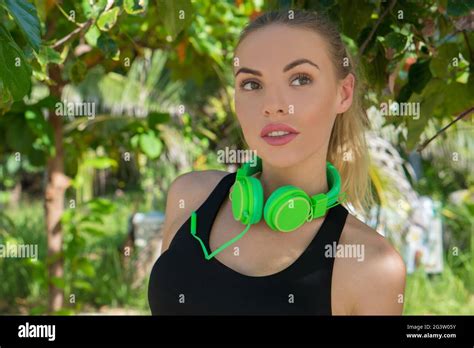 Blonde frau am strand Fotos und Bildmaterial in hoher Auflösung Alamy