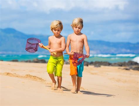 Deux Jeunes Garçons Ayant L amusement Sur La Plage Tropcial Image stock