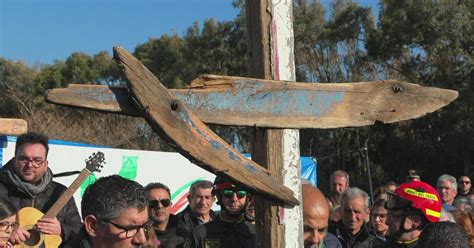 Via Crucis A Steccato Di Cutro La Croce Ricavata Dal Legno Del Relitto