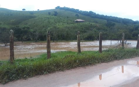 Chuvas Causam Alagamentos Invadem Casas Derrubam Barreiras E