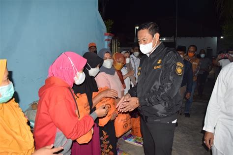 Bawa Bantuan Paket Sembako Pak Yes Kunjungi Korban Banjir Ngimbang Portal Berita Kabupaten