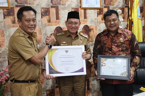 Pemkab Kotabaru Dapat Penghargaan Dari Provinsi Kalsel Dan Kemendagri