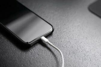 Pourquoi laisser votre chargeur branché dans le vide est une très