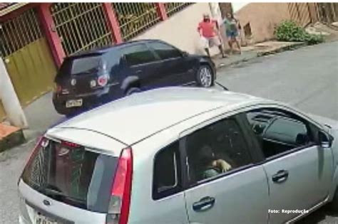 Carro desgovernado quase atropela casal em Congonhas veja vídeo