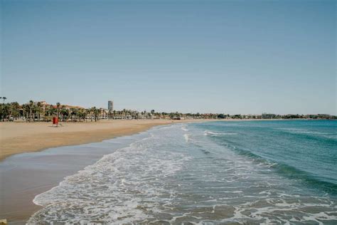 Troben Una Dona Morta En Una Platja A Catalunya