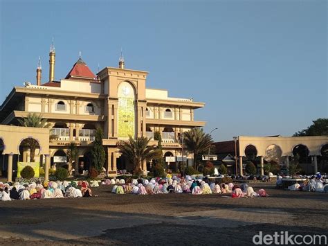 Warga Lepas Rindu Salat Idul Adha Berjamaah Di Masjid Agung Kabupaten