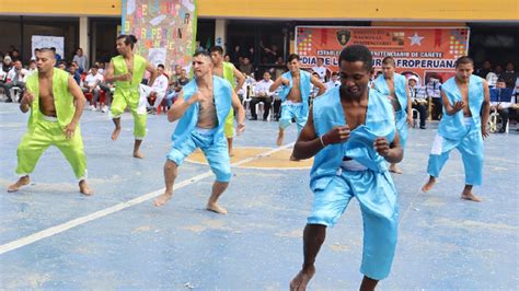 Internos del penal Cañete rinden homenaje a Nicomedes Santa Cruz