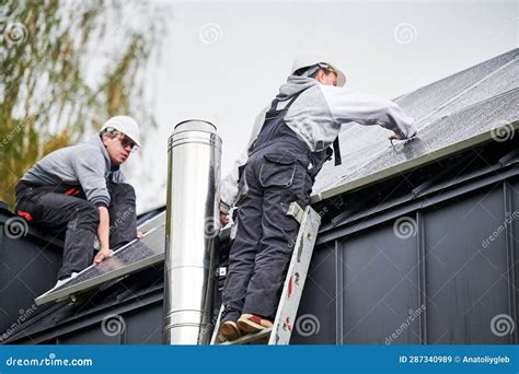 T Cnicos Que Instalam Pain Is Solares Fotovoltaicos No Telhado Da Casa