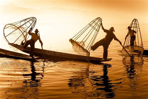 Fishermans Burmese Nos Barcos De Bambu Que Travam Peixes Lago Inle