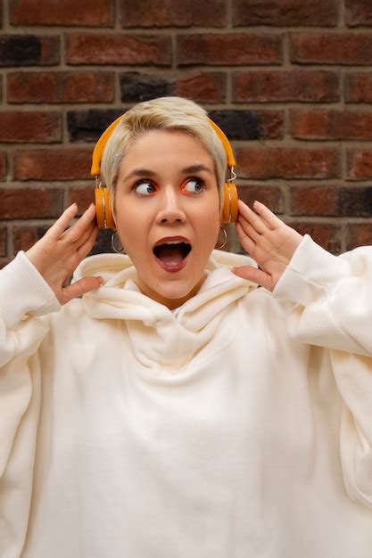 Vista Frontal De Una Mujer Con Auriculares Foto Gratis