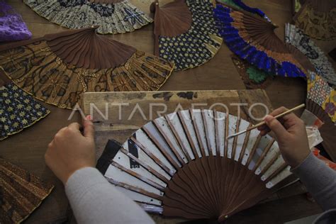 Kerajinan Kipas Batik Antara Foto