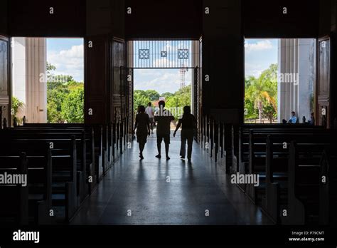 Los Feligreses Salen De La Catedral Bas Lica De Nuestra Se Ora De Los