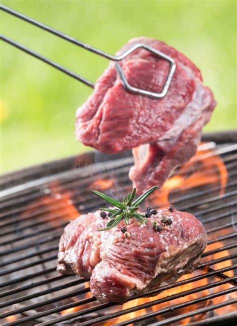 Biftecks De Boeuf Sur Le Gril Avec Des Flammes Photo Stock Image Du