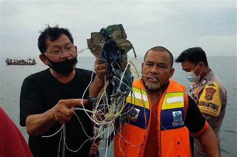 Lihat Kabel Dan Serpihan Sriwijaya Air Sj