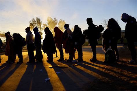 El cruce masivo de migrantes hacia Estados Unidos en imágenes Fotos