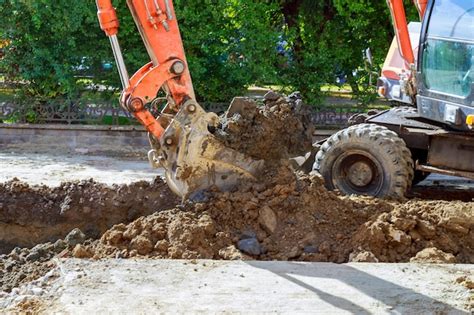 Escavadeira Na Caixa De Areia Durante Trabalhos De Terraplenagem Escava