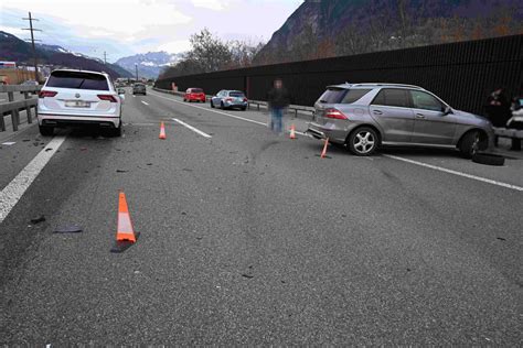 Mels Auffahrunfall Zwischen Zwei Autos Auf Der Autobahn Sg Ch