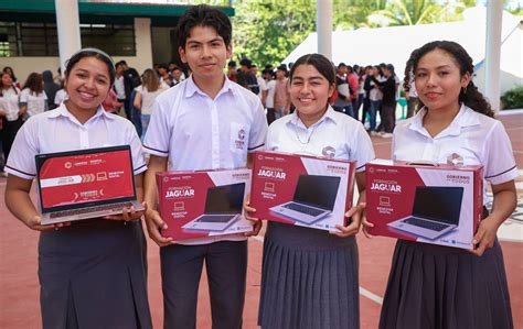 ENTREGAN EQUIPOS DE CÓMPUTO A ALUMNOS Y CENTROS EDUCATIVOS DEL COBACAM