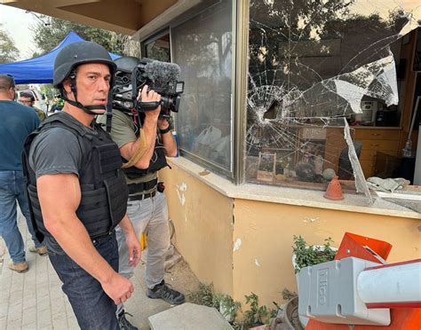 David Muir ditches clothespin as he returns to cover LA fires
